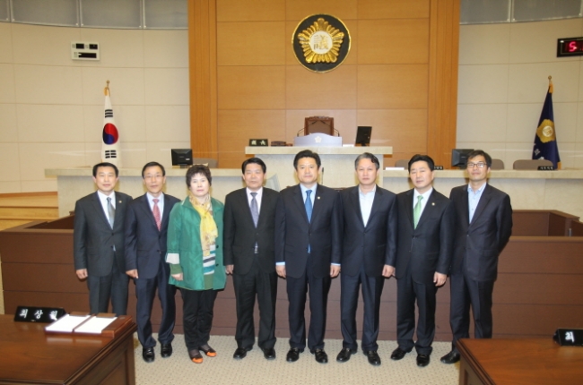 태백시 방문단 일행, 포항시의회를 방문해 환담